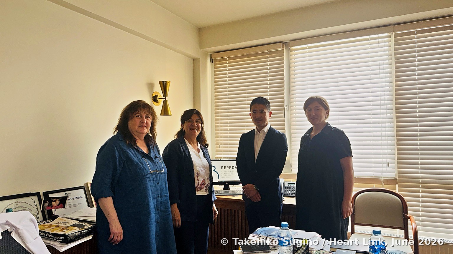 REPROARTにて、Dr. Nino Okujava、Dr. Lika Chkonia、杉野毅彦、Sophie Ukleba氏。2026年6月23日撮影