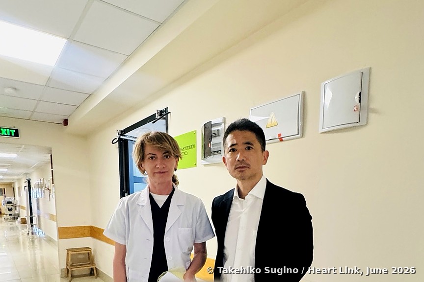 NICU担当医と杉野毅彦。2026年6月、ジョージア・トビリシの産院にて撮影